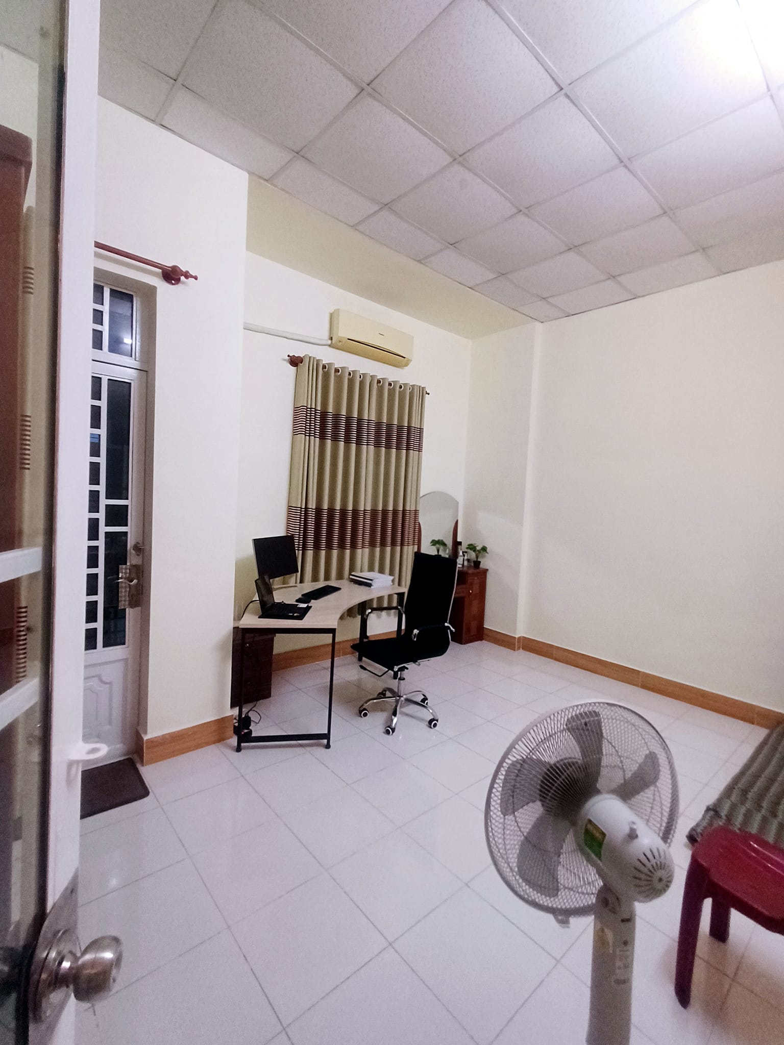 Bán nhà sát khu biệt thự, 40m2, 2 tầng, 20m ra mặt tiền, chỉ 3.75 tỷ TL 0906993584